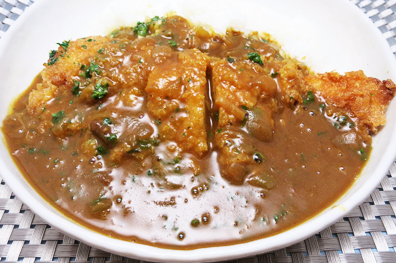パセリが香る上品なカツカレー